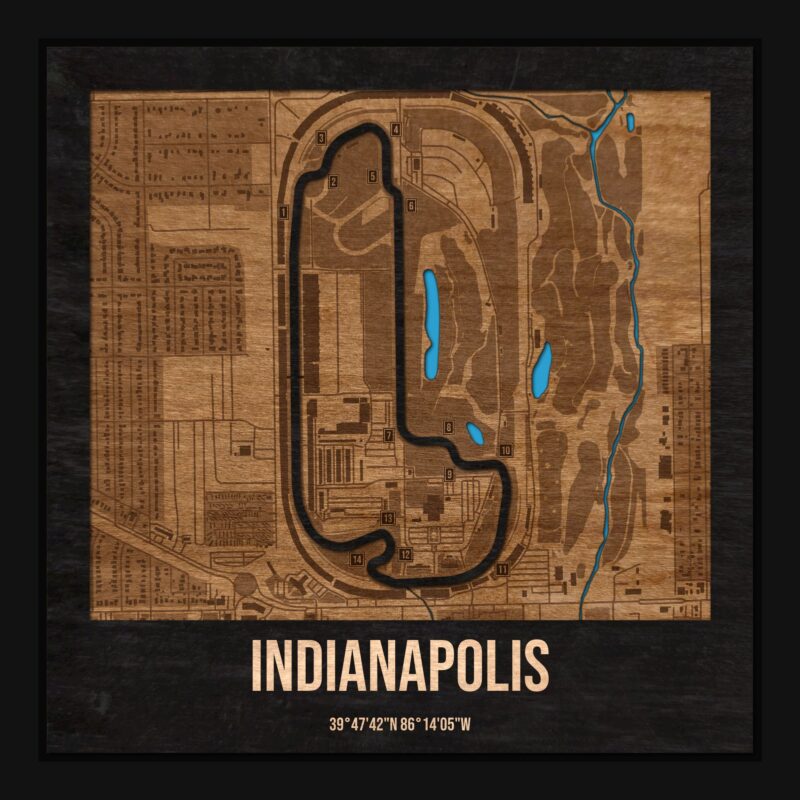 Tor Indianapolis w ramce 25×25: drewniana mapa toru z podpisanymi zakrętami
