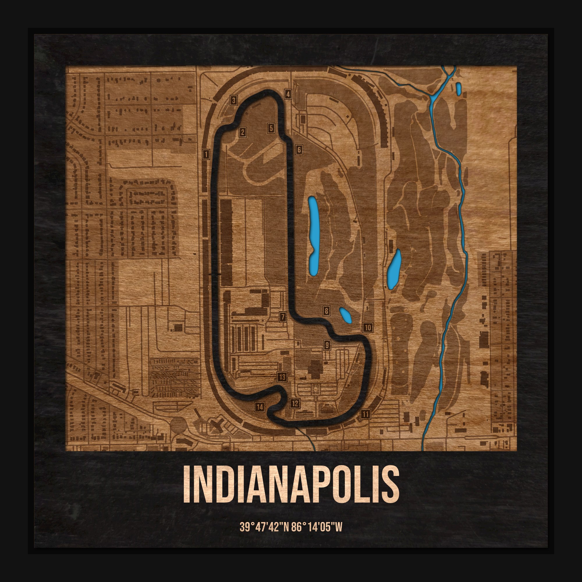 Tor Indianapolis w ramce 25×25: drewniana mapa toru z podpisanymi zakrętami