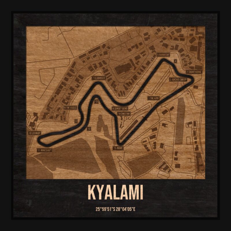 Tor Kyalami w ramce 25×25: drewniana mapa toru z podpisanymi zakrętami