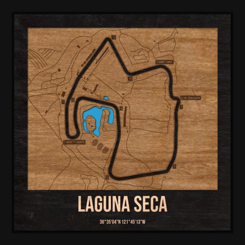 Tor Laguna Seca w ramce 25×25: drewniana mapa toru z podpisanymi zakrętami