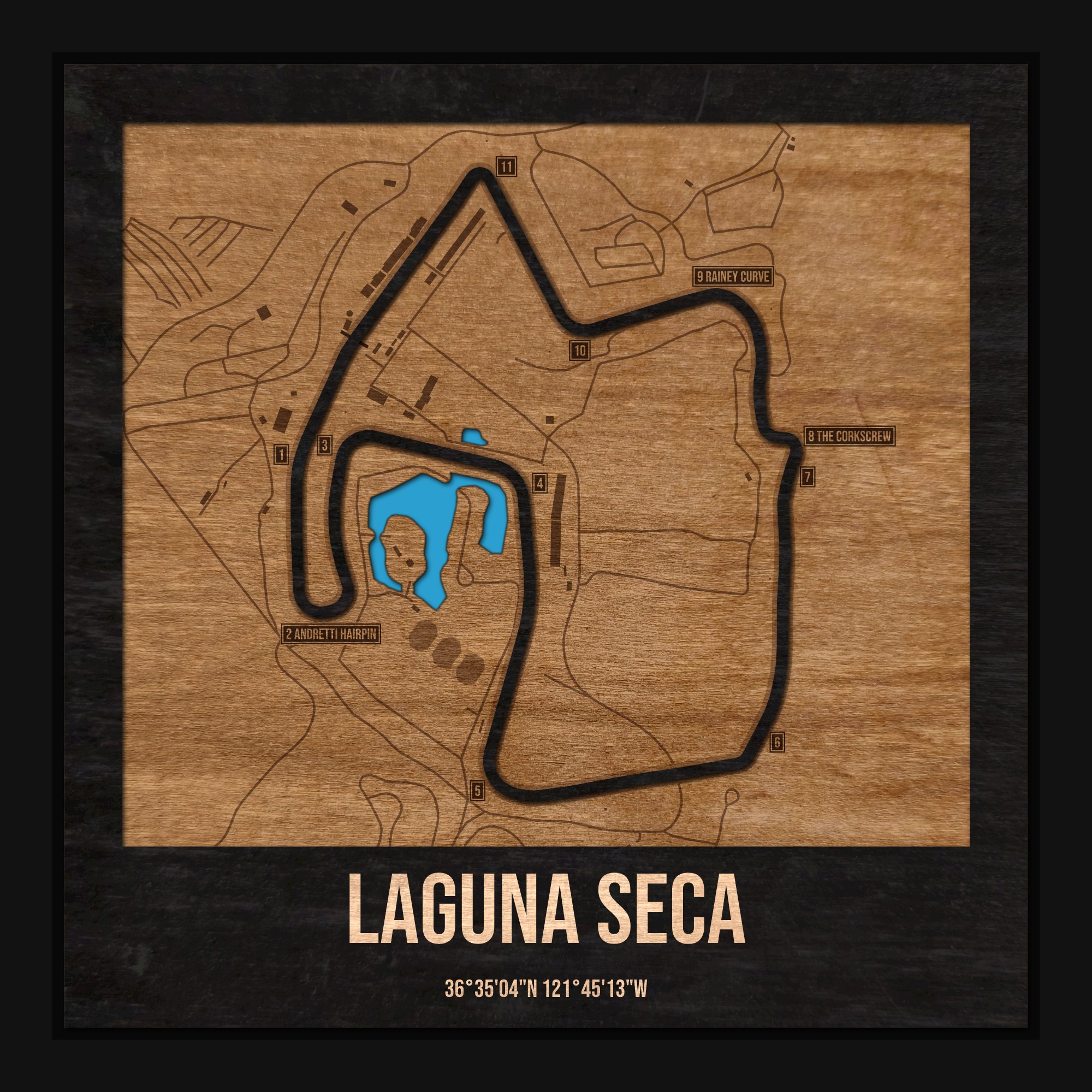 Tor Laguna Seca w ramce 25×25: drewniana mapa toru z podpisanymi zakrętami