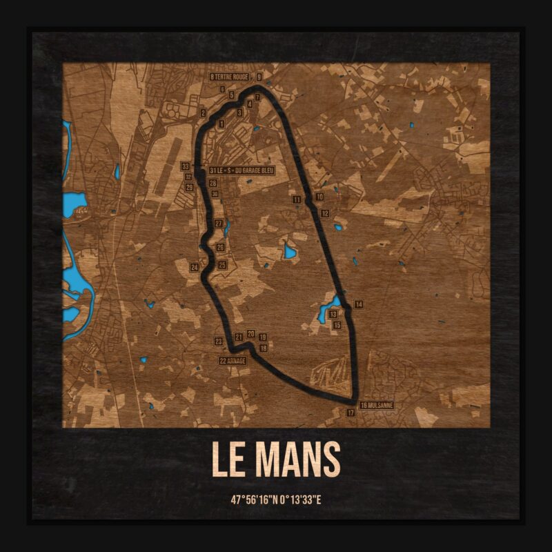 Tor Le Mans w ramce 25×25: drewniana mapa toru z podpisanymi zakrętami