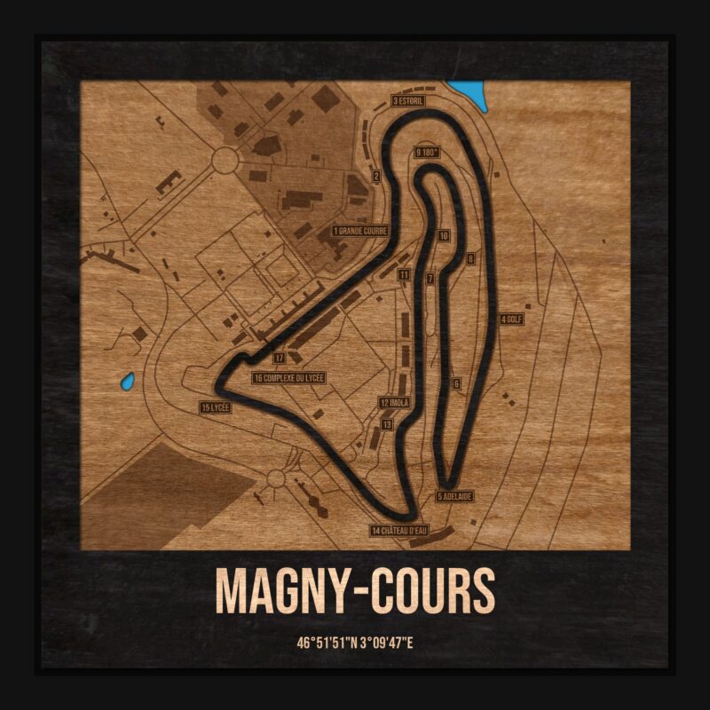 Tor Magny-Cours w ramce 25×25: drewniana mapa toru z podpisanymi zakrętami