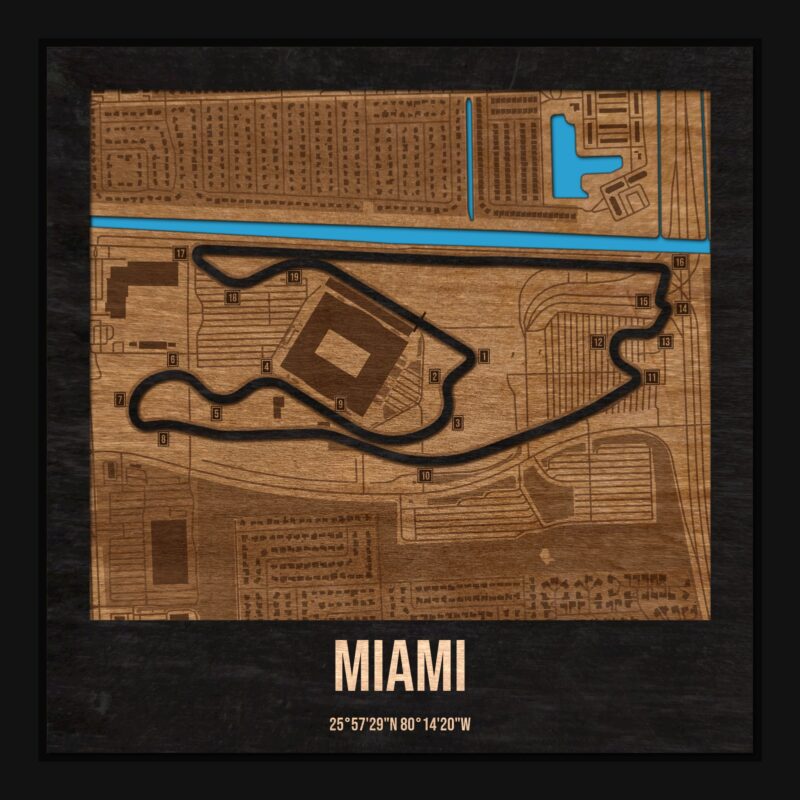 Tor Miami w ramce 25×25: drewniana mapa toru z podpisanymi zakrętami