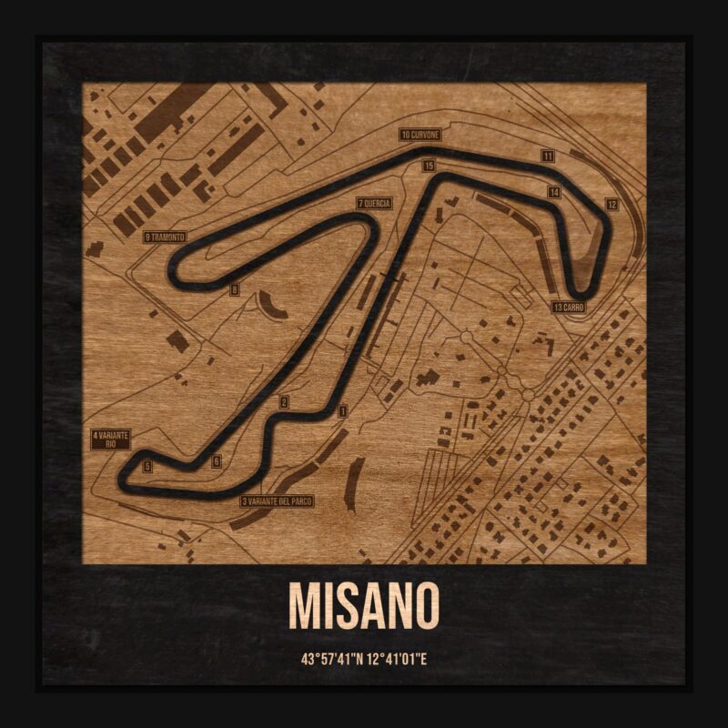 Tor Misano w ramce 25×25: drewniana mapa toru z podpisanymi zakrętami