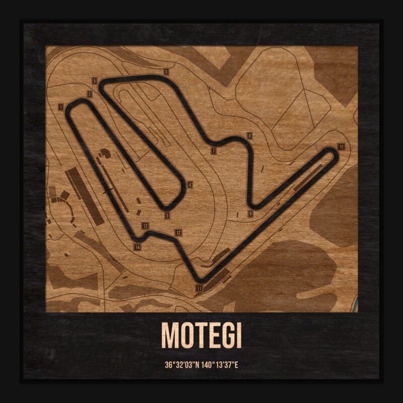 Tor Motegi w ramce 25×25: drewniana mapa toru z podpisanymi zakrętami
