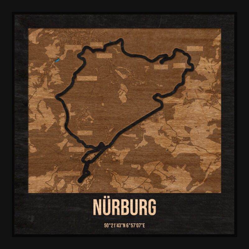 Tor Nürburg (pełna pętla) w ramce 25×25: drewniana mapa toru z podpisanymi zakrętami