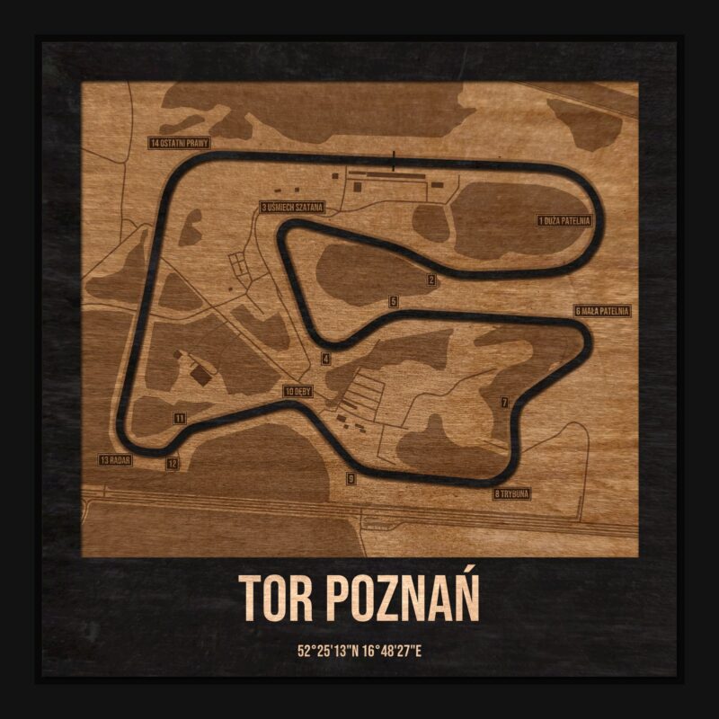 Tor Tor Poznań w ramce 25×25: drewniana mapa toru z podpisanymi zakrętami