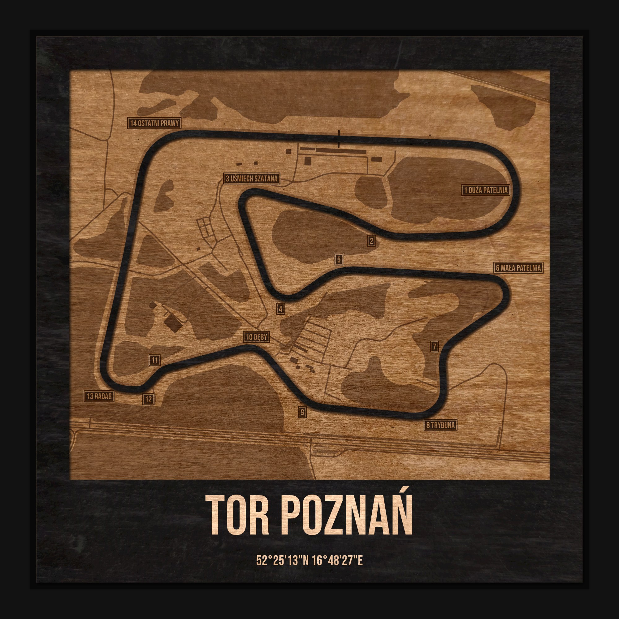 Tor Tor Poznań w ramce 25×25: drewniana mapa toru z podpisanymi zakrętami