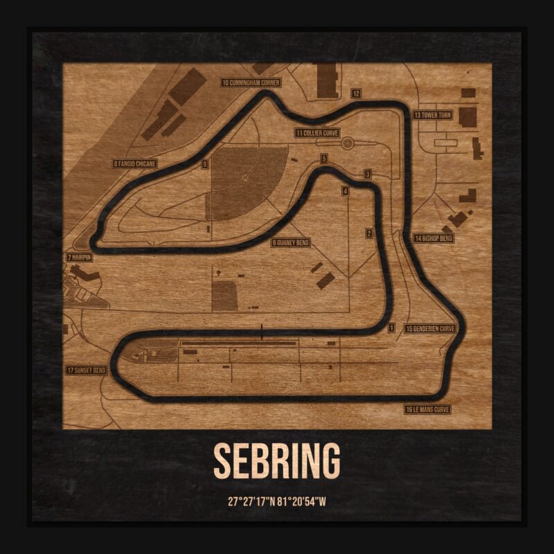 Tor Sebring w ramce 25×25: drewniana mapa toru z podpisanymi zakrętami