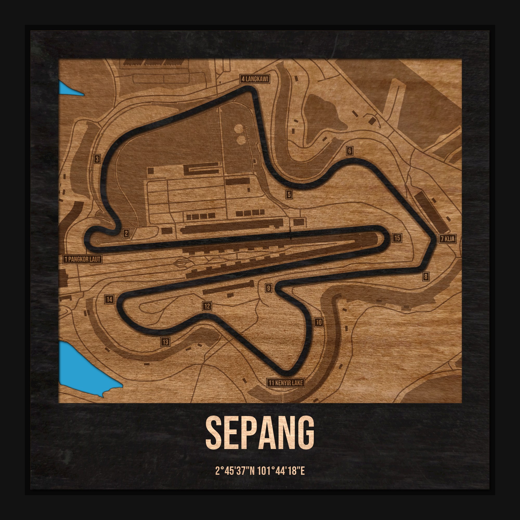 Tor Sepang w ramce 25×25: drewniana mapa toru z podpisanymi zakrętami