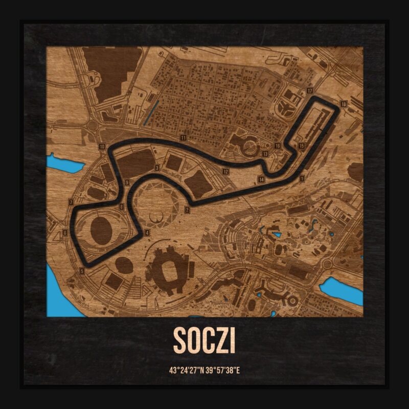 Tor Soczi w ramce 25×25: drewniana mapa toru z podpisanymi zakrętami