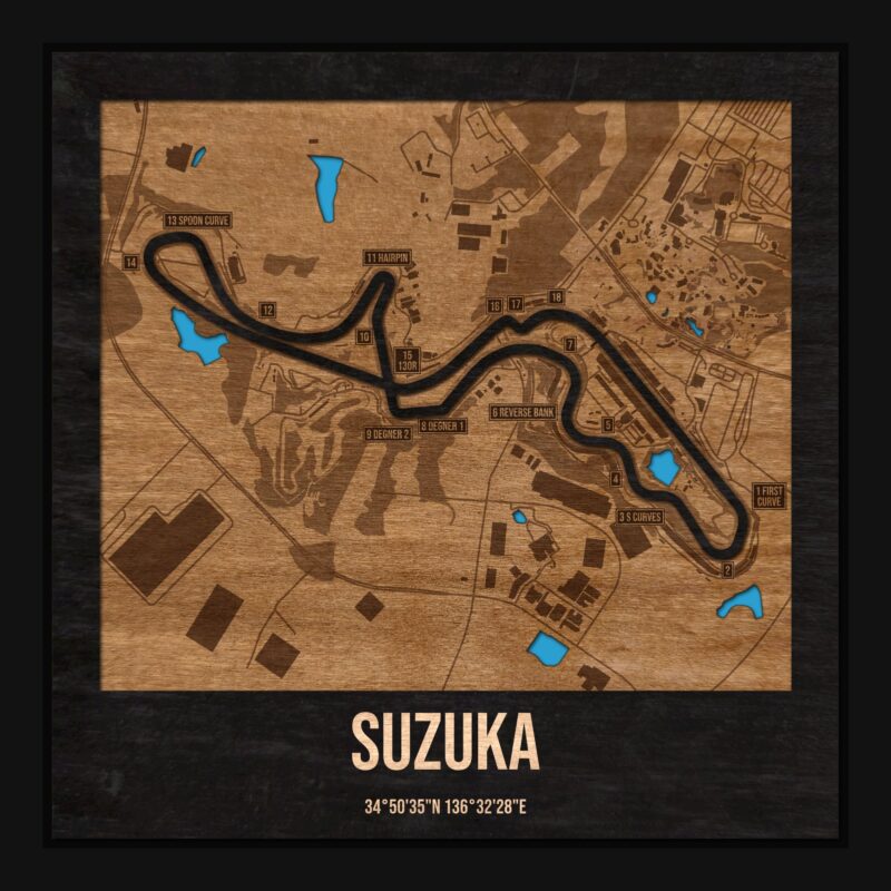 Tor Suzuka w ramce 25×25: drewniana mapa toru z podpisanymi zakrętami