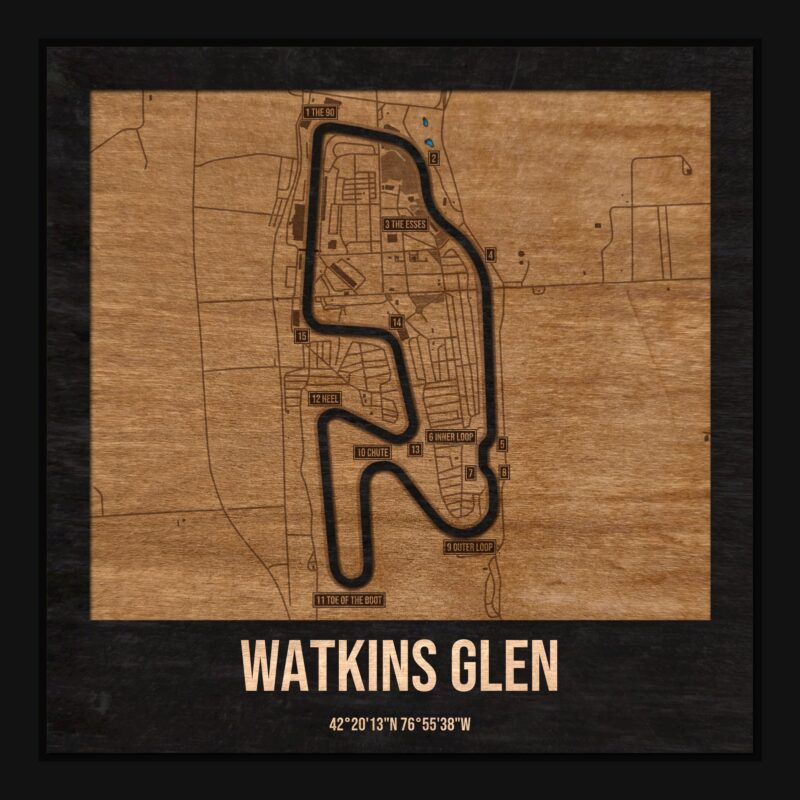 Tor Watkins Glen w ramce 25×25: drewniana mapa toru z podpisanymi zakrętami