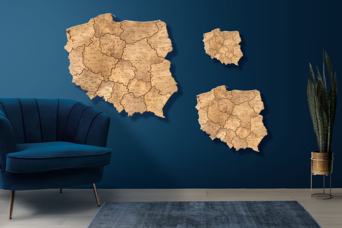 Drewniana mapa Polski z podziałem na województwa na granatowej ścianie