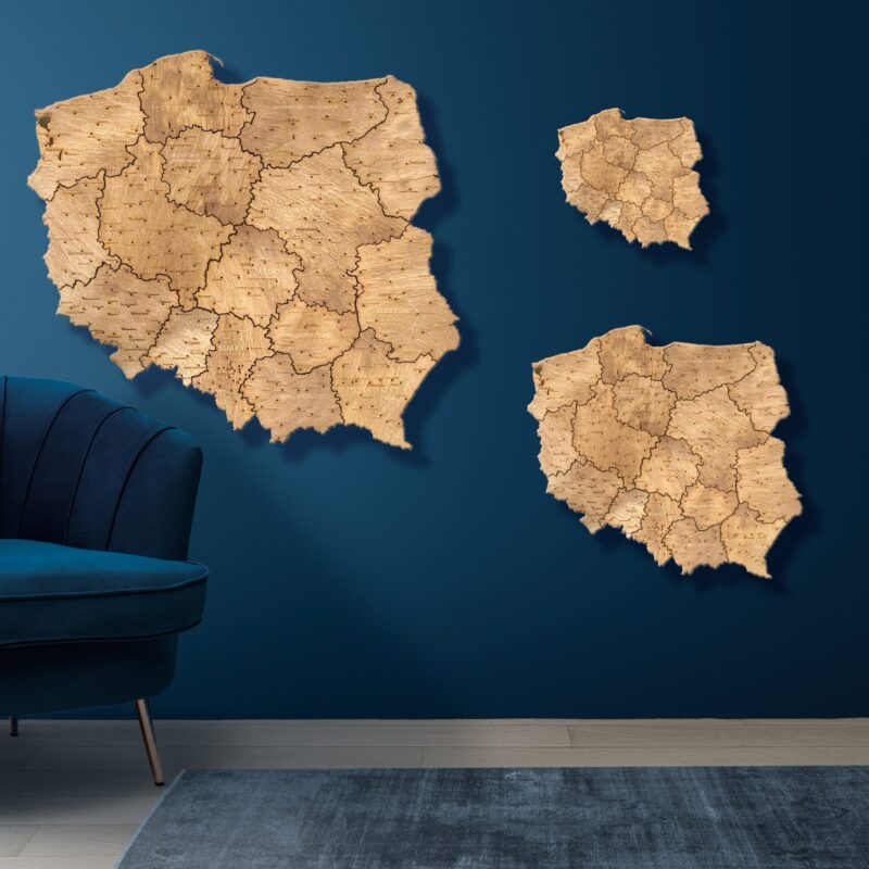 Drewniana mapa Polski z podziałem na województwa na granatowej ścianie